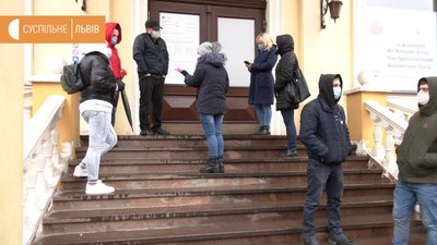 Львів’яни вимагають аби їм повернули закордонні паспорти та робочі візи Львів’яни вимагають аби їм повернули закордонні паспорти та робочі візи