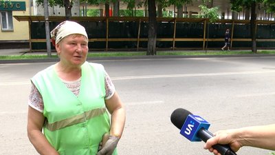 На вулицях та у скверах Житомира розпочали літню обрізку декоративних дерев та кущів На вулицях та у скверах Житомира розпочали літню обрізку декоративних дерев та кущів