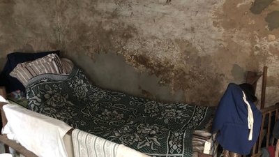 "Наше життя згоріло". На Херсонщині родина через руйнування будинку вимушена мешкати в сараї для худоби "Наше життя згоріло". На Херсонщині родина через руйнування будинку вимушена мешкати в сараї для худоби