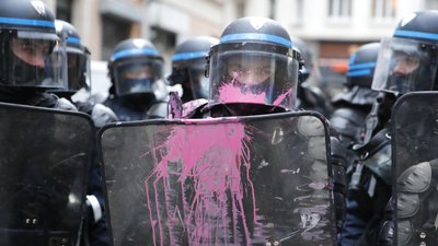Спалені барикади та автівки. Тисячі парижан вийшли на протести проти нових повноважень поліції Спалені барикади та автівки. Тисячі парижан вийшли на протести проти нових повноважень поліції