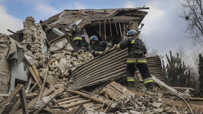 Українські пожежники працюють у зруйнованому пологовому відділенні лікарні у Вільнянську, Запорізька область, 23 листопада 2022 р. Українські пожежники працюють у зруйнованому пологовому відділенні лікарні у Вільнянську, Запорізька область, 23 листопада 2022 р.