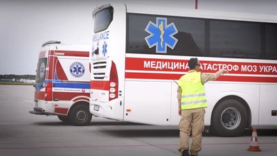 Українців медичними автобусами евакуюють до Польщі Українців медичними автобусами евакуюють до Польщі