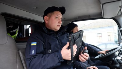 Рятувальники Миколаївщини під час блекауту оповіщають людей про тривогу через гучномовці Рятувальники Миколаївщини під час блекауту оповіщають людей про тривогу через гучномовці