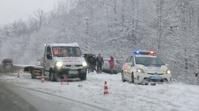 Під Житомиром утворився затор від Високої Печі – у ДТП потрапили три автівки Під Житомиром утворився затор від Високої Печі – у ДТП потрапили три автівки