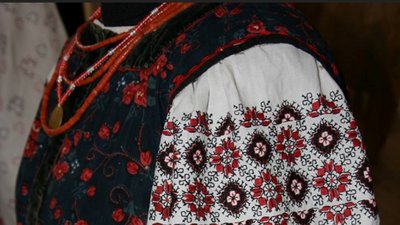 Різницю між вишиванкою та вишитою сорочкою пояснили херсонські музейники Різницю між вишиванкою та вишитою сорочкою пояснили херсонські музейники