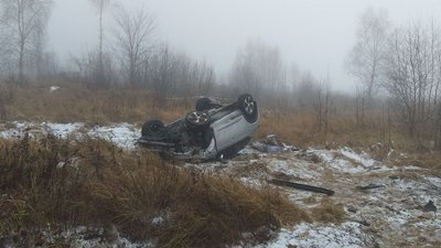 Перекинулася на дах. На Прикарпатті автівка злетіла з дороги