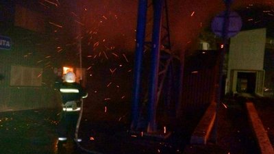 У Миколаєві на Каботажному узвозі горить компанія "Нібулон" У Миколаєві на Каботажному узвозі горить компанія "Нібулон"
