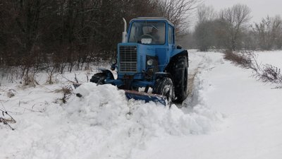 Три доби заблоковані снігом: у селі Дробишів на Чернігівщині не можуть прочистити дорогу Три доби заблоковані снігом: у селі Дробишів на Чернігівщині не можуть прочистити дорогу