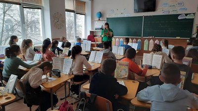 Учні та педагог хмельницької школи