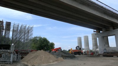 Триває будівництво нового мосту через Десну біля Чернігова Триває будівництво нового мосту через Десну біля Чернігова