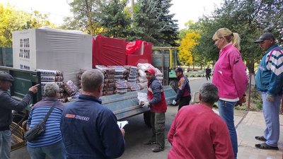 Мешканцям зруйнованого ракетою будинку в Сергіївці Одеської області видали будматеріали для ремонту