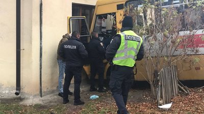 Водію стало зле за кермом: у Луцьку маршрутка в'їхала в житловий будинок Водію стало зле за кермом: у Луцьку маршрутка в'їхала в житловий будинок