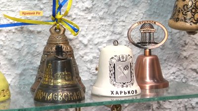 Криворіжець зібрав понад 500 дзвіночків, половину з яких презентував на виставці