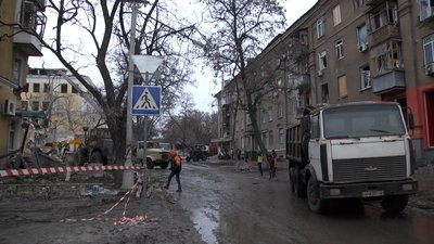 "Пельмені на столі так і залишились": репортаж Краматорська після двох ракетних обстрілів за добу "Пельмені на столі так і залишились": репортаж Краматорська після двох ракетних обстрілів за добу