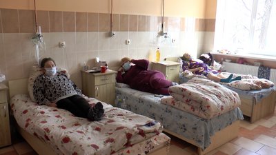 "Нашим лікарям треба пам’ятники ставити": репортаж із Яремчанської лікарні