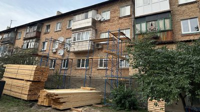 У Бучі замінюють дахи та утеплюють фасади багатоквартирних будинків. Де саме