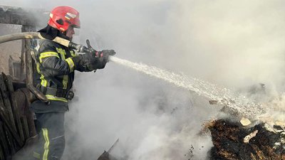 Загорівся диван: у громаді на Житомирщині рятувальники на пожежі виявили тіло чоловіка