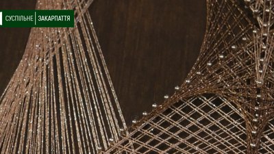 Картини та столики технікою нитяної графіки робить Леся Поліха