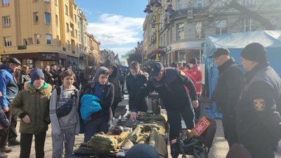 У центрі Івано-Франківська рятувальники навчають як захиститися у разі загрози життю У центрі Івано-Франківська рятувальники навчають як захиститися у разі загрози життю