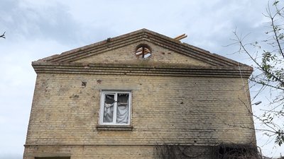 У Ягідному волонтери відновлюють людям будинки, які зруйнували обстріли росіян У Ягідному волонтери відновлюють людям будинки, які зруйнували обстріли росіян