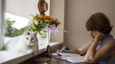 Жінка, яка евакуювалась з котиком