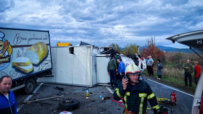 На Закарпатті зіткнулися 3 вантажівки та легковий автомобіль: двоє людей отримали травми