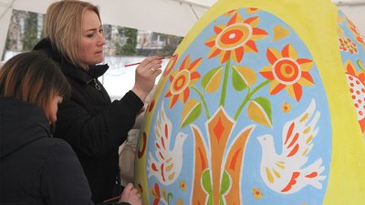 У Вінниці створили гігантську писанку оберіг у жовто-блакитних кольорах