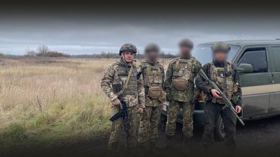 На фото Артем зі своїми побратимами. На фото Артем зі своїми побратимами.