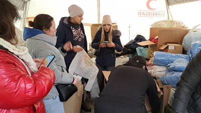 На місці ракетного удару в Дніпрі п'яту добу працюють волонтерські намети. У чому є потреба На місці ракетного удару в Дніпрі п'яту добу працюють волонтерські намети. У чому є потреба