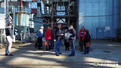 Екопроблема чи політтиск. Жителі Заводського району Миколаєва скаржаться на роботу заводу "Екотранс" Екопроблема чи політтиск. Жителі Заводського району Миколаєва скаржаться на роботу заводу "Екотранс"
