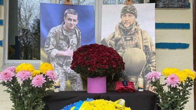 Фотографії загиблих військових біля Харківського ліцею №175