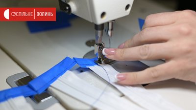 "Вони беззахисні". Як у Луцьку переобладнали виробництво, щоб допомогти лікарям
