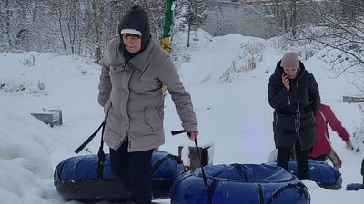 Для тернопільських пенсіонерок організували катання на сноутюбах Для тернопільських пенсіонерок організували катання на сноутюбах