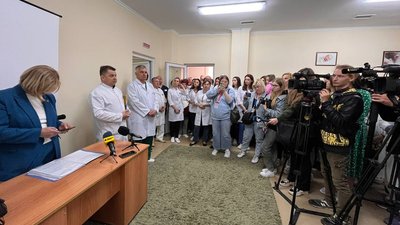 Через тривогу мітинг продовжили в укритті перинатального центру Через тривогу мітинг продовжили в укритті перинатального центру
