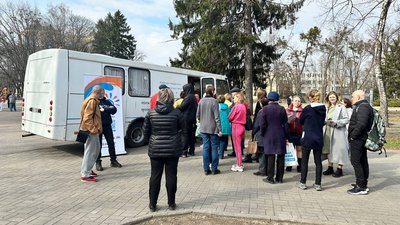 У Полтаві охочим робили обстеження легень у пересувному флюорографі: як це було