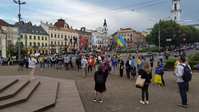 "Руки геть від мови": у Чернівцях проводять акцію проти змін до законів про мову та освіту