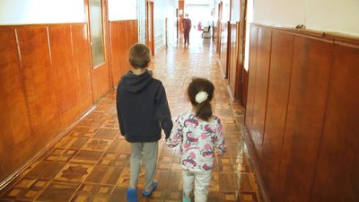 У Житомирі матері, яка залишила своїх дітей без їжі та нагляду, загрожує два роки обмеження волі