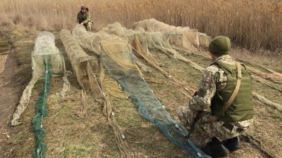 На Херсонщині прикордонники виявили браконьєрів з уловом на 300 тисяч гривень На Херсонщині прикордонники виявили браконьєрів з уловом на 300 тисяч гривень