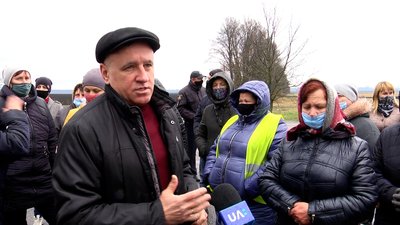 На Житомирщині жителі села Камінь перекривали дорогу, протестуючи проти оптимізації місцевої школи На Житомирщині жителі села Камінь перекривали дорогу, протестуючи проти оптимізації місцевої школи