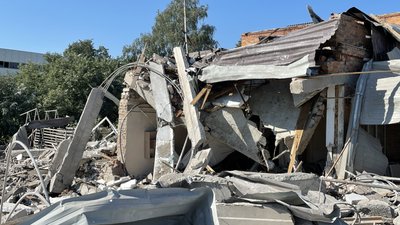 Російська армія поцілила в колишню меблеву фабрику в Харкові — наслідки обстрілу Російська армія поцілила в колишню меблеву фабрику в Харкові — наслідки обстрілу