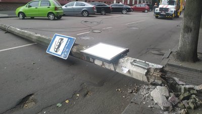 На одній з вулиць Житомира впала опора, яка перегородила проїжджу частину (ФОТО)
