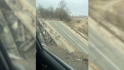 Збивають дошки і насипають землю: люди почали відновлювати мости до Чернігова