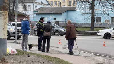 У Житомирі на перехресті не розминулися дві автівки — на водія-пенсіонера склали протокол У Житомирі на перехресті не розминулися дві автівки — на водія-пенсіонера склали протокол