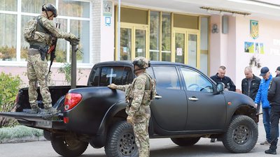 Позашляховик з установкою для кулемета, який відремонтували та вдосконалили учні хмельницького училища Позашляховик з установкою для кулемета, який відремонтували та вдосконалили учні хмельницького училища