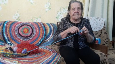 Кропивничанка в'яже килими з поліетиленових пакетів та сіток від овочів