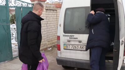 На Херсонщині антикризовий штаб передав продуктові набори малозабезпеченим сім'ям На Херсонщині антикризовий штаб передав продуктові набори малозабезпеченим сім'ям
