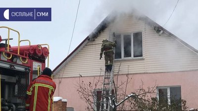 "Спала після нічної зміни". У Сумах на вулиці Боровій сталася пожежа в приватному будинку "Спала після нічної зміни". У Сумах на вулиці Боровій сталася пожежа в приватному будинку