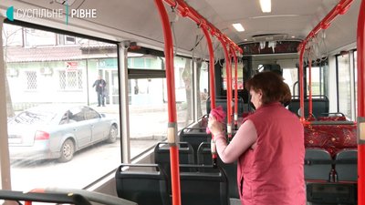Дезінфекція і не тільки: як перевізники у Рівному прибирають транспорт