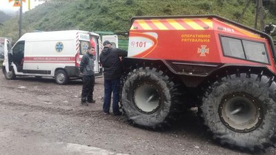 Закарпатські рятувальники надавали допомогу туристам з Києва та Черкас Закарпатські рятувальники надавали допомогу туристам з Києва та Черкас