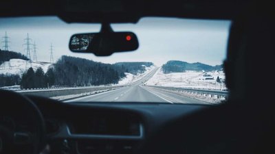 Вигляд із салону авто на зимове місто